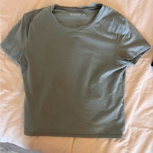 Abercrombie & Fitch Essential Cropped Baby Tee in Green
